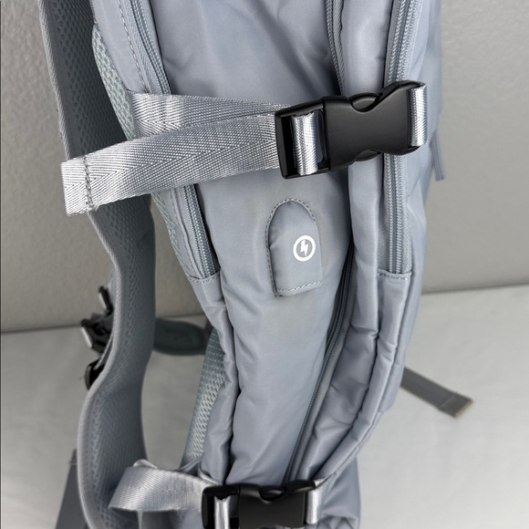 NWOT Sleek Silver Men's Women’s Backpack w charging port - Picture 7 of 10